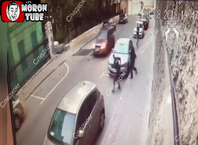 Video :A guy shoots two police officers in Moscow